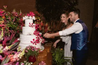 Imagem de um casal cortando o bolo